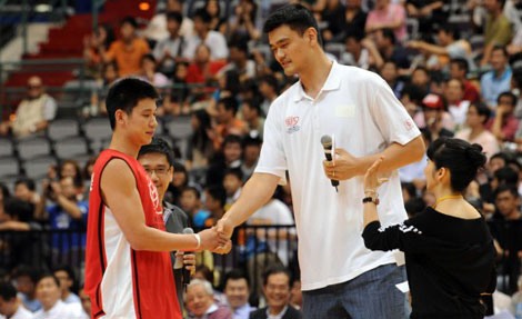 Jeremy Lin shakes hands with Yao Ming